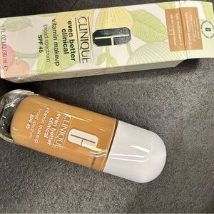 Clinique Even Better Clinical Vitamin Makeup SPF 45 - LIGHT medium warm 2